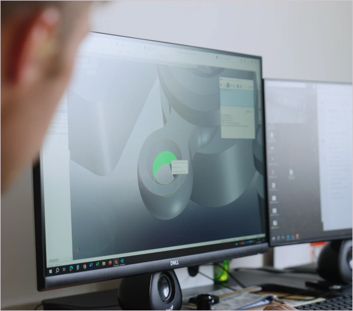 Technicien analysant un plan 3D de composant sur écran de CAO